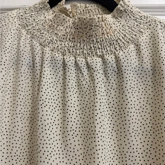Chic Cream Blouse with Delicate Pattern - Picture 2 of 5